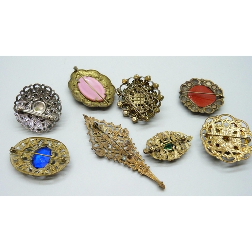 7190 - Eight vintage brooches