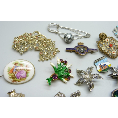 7191 - A collection of costume brooches