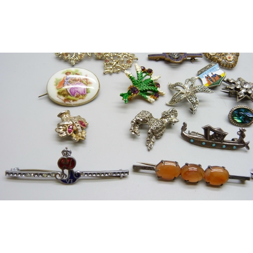 7191 - A collection of costume brooches