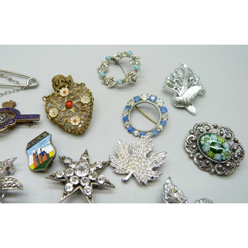 7191 - A collection of costume brooches