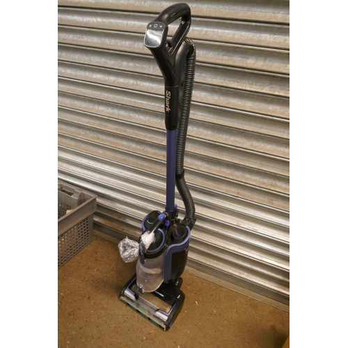 5258 - A Bissell extra wide vacuum cleaner with detachable inner section, a Shark Duo hoover with charger, ... 