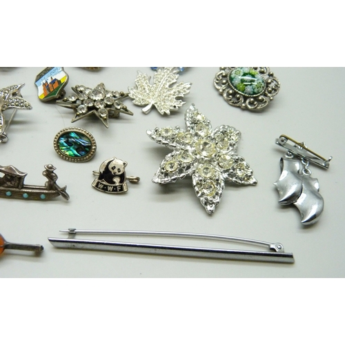 7191 - A collection of costume brooches