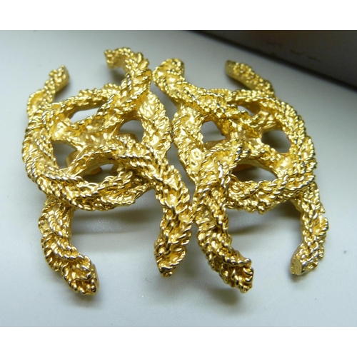 7192 - A collection of gold tone and other jewellery