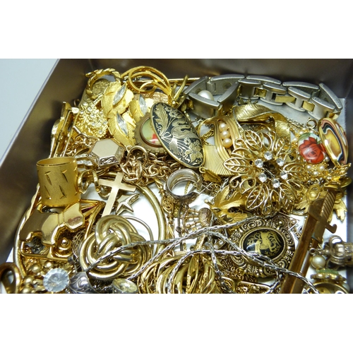 7192 - A collection of gold tone and other jewellery