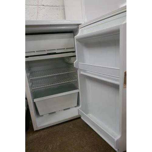 5263 - An Indesit under counter free standing fridge