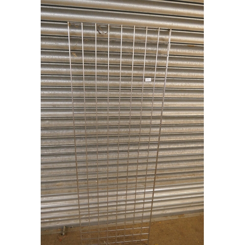 5265 - A metal wall display rack