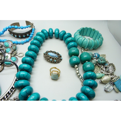 7195 - Turquoise and turquoise coloured jewellery