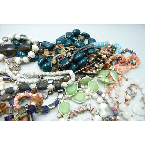 7196 - Assorted gemstone and freshwater pearl jewellery