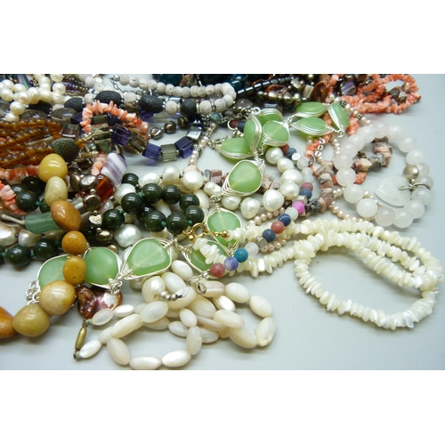 7196 - Assorted gemstone and freshwater pearl jewellery