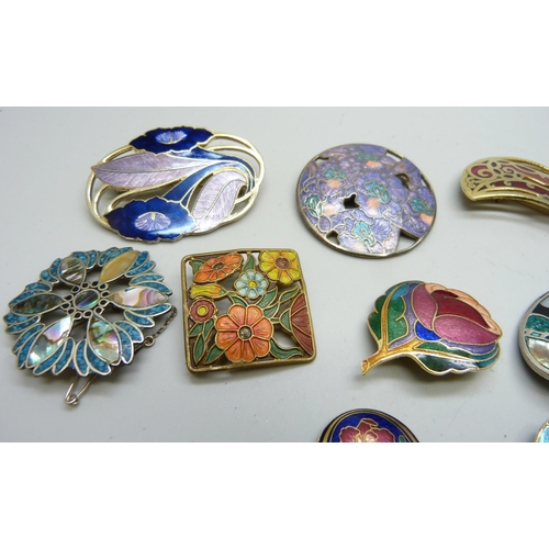 7199 - A collection of cloisonne brooches and earrings