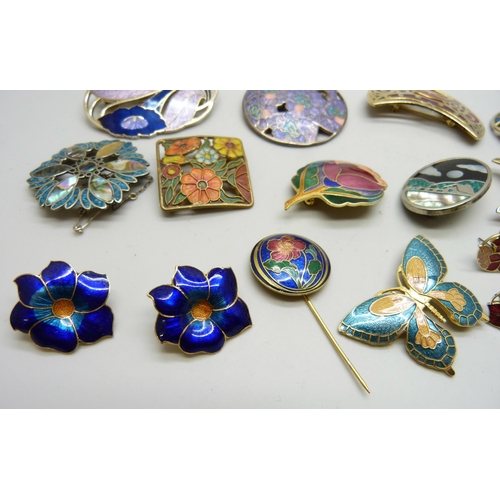 7199 - A collection of cloisonne brooches and earrings