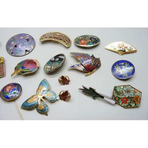 7199 - A collection of cloisonne brooches and earrings