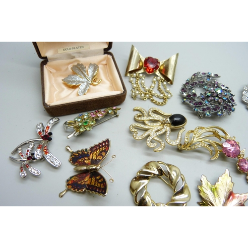 7200 - Thirty costume brooches