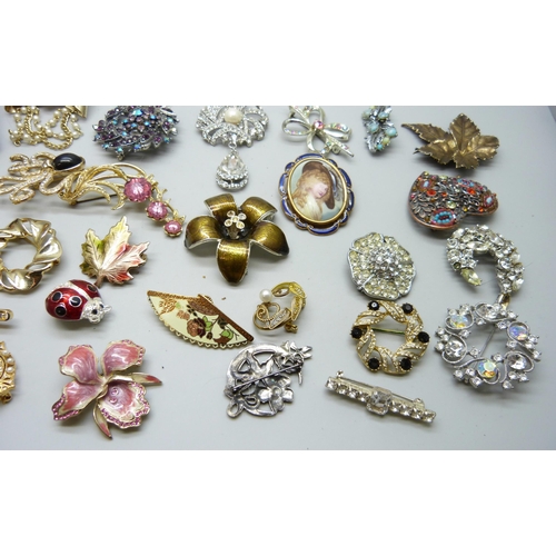 7200 - Thirty costume brooches