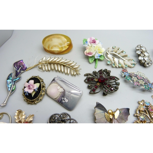 7201 - A collection of costume brooches