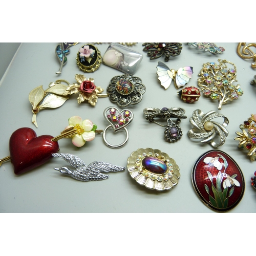 7201 - A collection of costume brooches