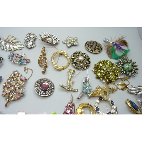 7201 - A collection of costume brooches