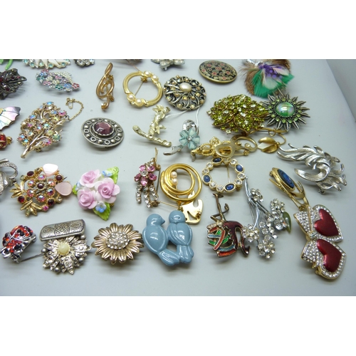 7201 - A collection of costume brooches