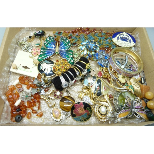 7204 - A collection of jewellery, brooches including Monet and costume rings, etc.