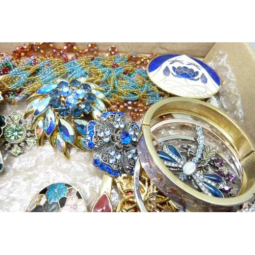 7204 - A collection of jewellery, brooches including Monet and costume rings, etc.