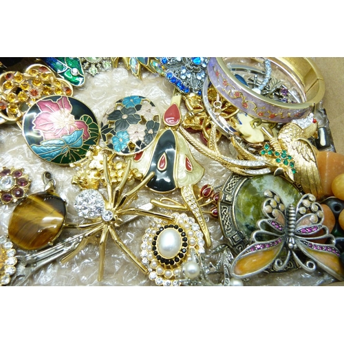 7204 - A collection of jewellery, brooches including Monet and costume rings, etc.