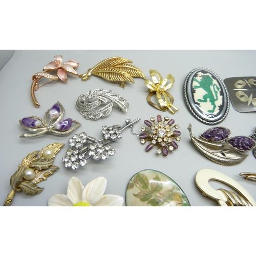 7205 - A collection of brooches