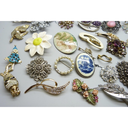 7205 - A collection of brooches