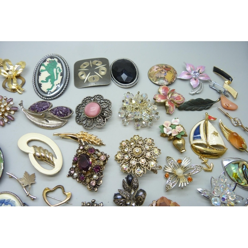 7205 - A collection of brooches