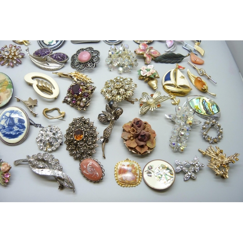 7205 - A collection of brooches