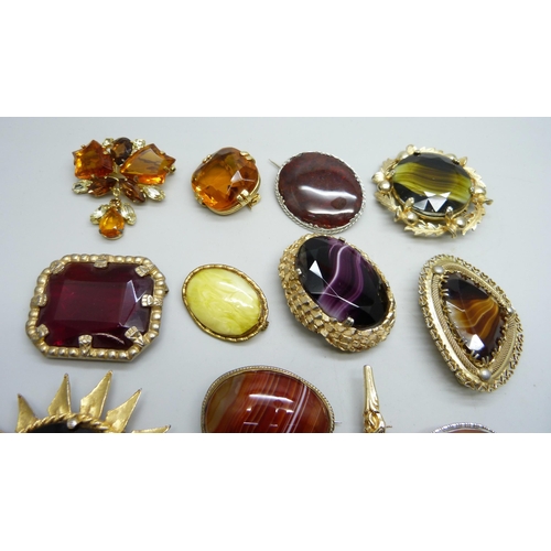 7207 - A collection of glass and agate glass brooches