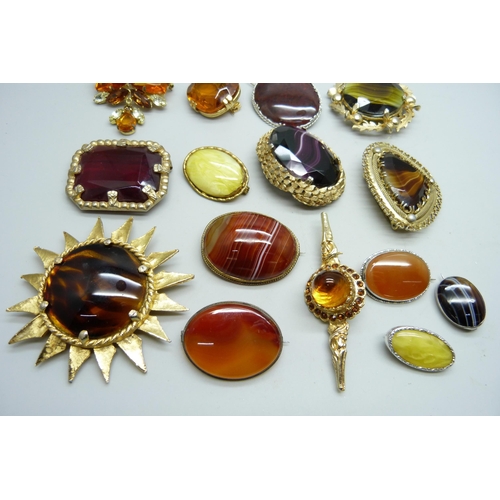 7207 - A collection of glass and agate glass brooches