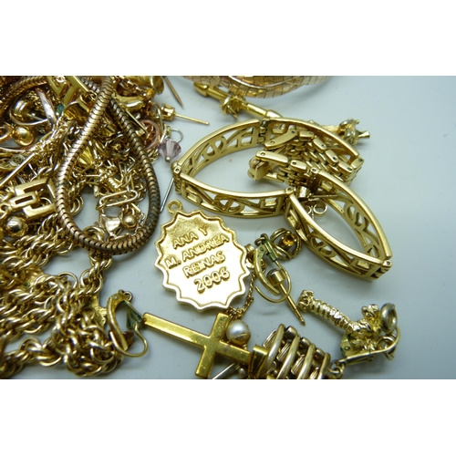 7209 - A collection of gold-tone jewellery