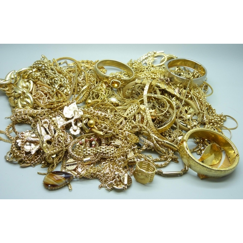 7214 - Gold-tone jewellery