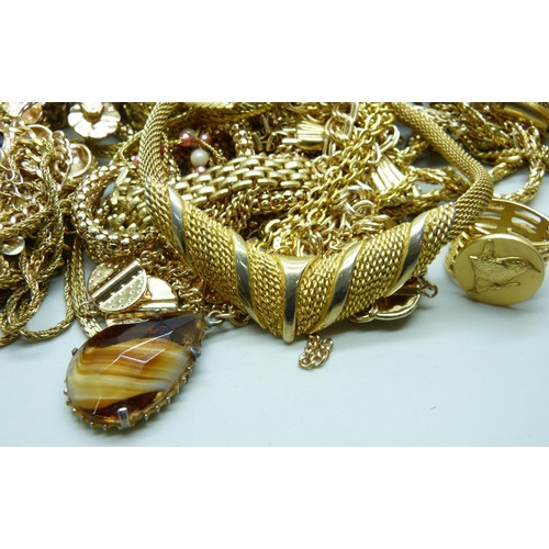 7214 - Gold-tone jewellery