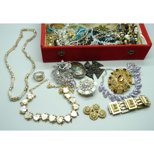 7216 - A box of costume jewellery