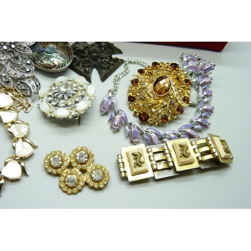 7216 - A box of costume jewellery