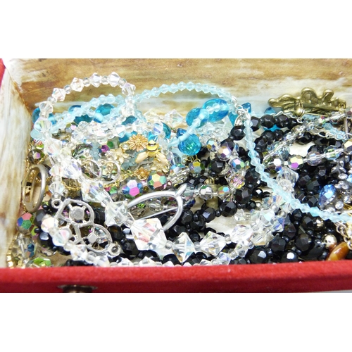 7216 - A box of costume jewellery