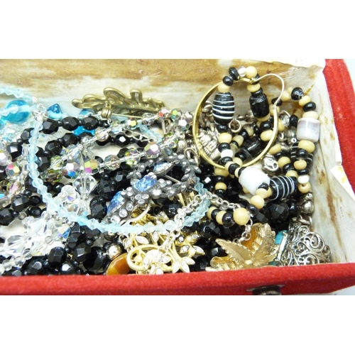 7216 - A box of costume jewellery