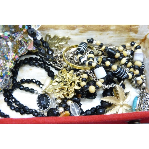 7216 - A box of costume jewellery