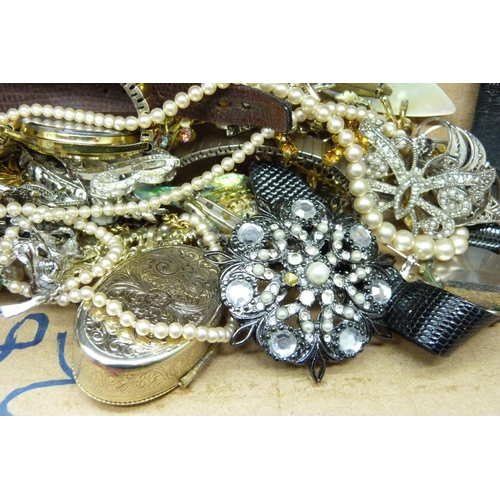 7217 - A box of costume jewellery, etc.