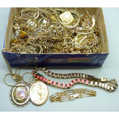 7218 - Gold-tone jewellery