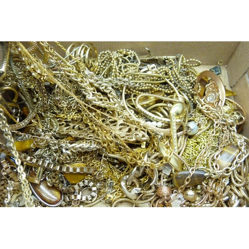 7218 - Gold-tone jewellery