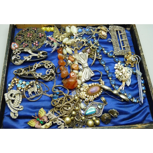 7221 - A collection of vintage jewellery