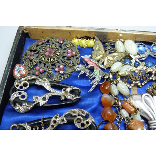 7221 - A collection of vintage jewellery