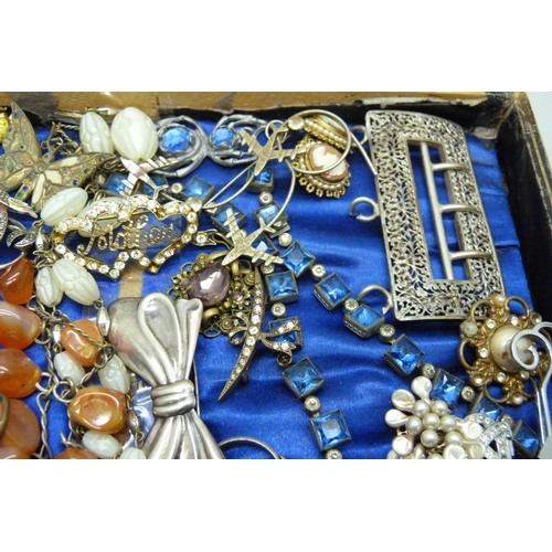 7221 - A collection of vintage jewellery