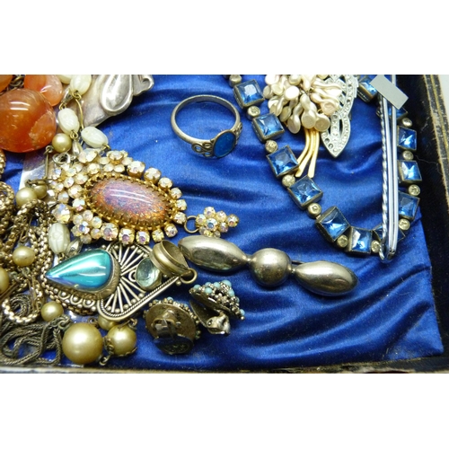 7221 - A collection of vintage jewellery