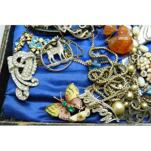 7221 - A collection of vintage jewellery