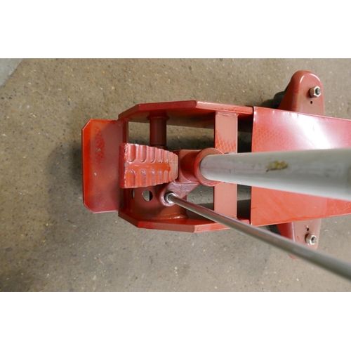 5351 - A 10 ton heavy duty hydraulic floor jack - with handle 14/0309* This lot is subject to VAT