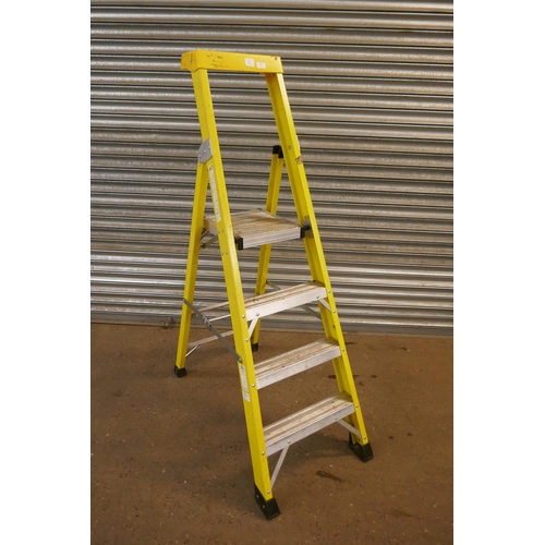 5357 - A 4 rung fibreglass platform safety stepladder