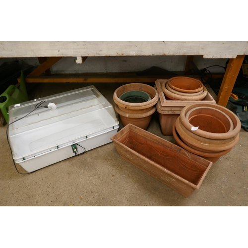 5379 - A large quantity of plastic plant pots and an electric propagator-brooder